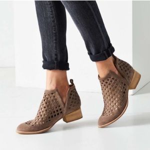 Jeffrey Campbell Taggart Bootie in Taupe Suede 7.5 womens